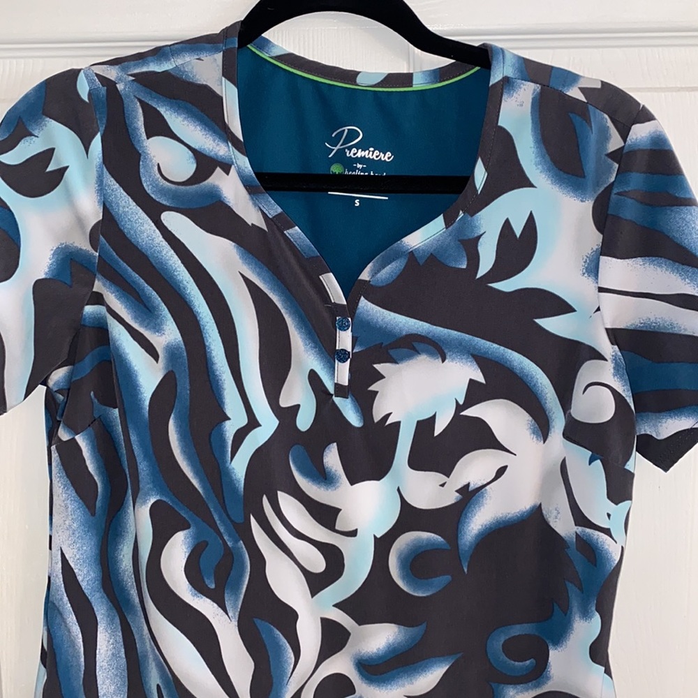 Scrub top - Picture 2 of 5